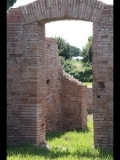 00592 ostia - regio v - insula xii - horrea (v,xii,2) - taberna iii - tuer hinten li.jpg